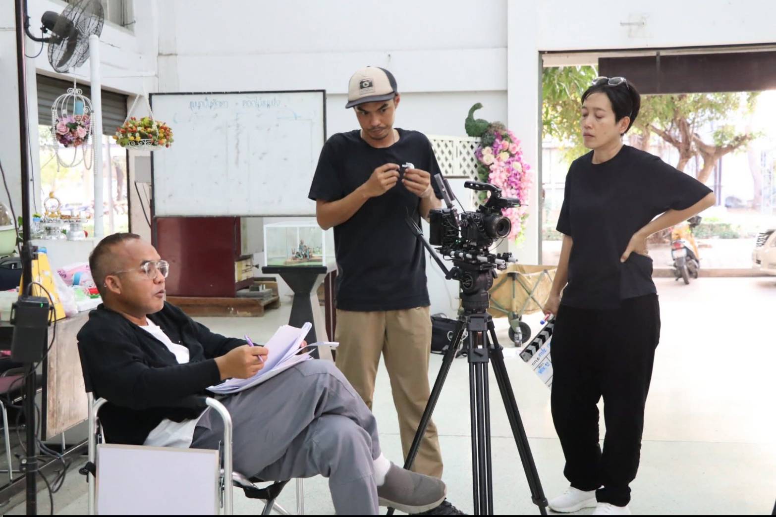 title - เลขาธิการ ส.ป.ก. บันทึกเทปให้สัมภาษณ์กิจกรรมการดำเนินงานผลสำเร็จของศูนย์ศิลปาชีพบางไทรฯ ณ ศูนย์ส่งเสริมและพัฒนาอาชีพเสริมนอกภาคการเกษตร